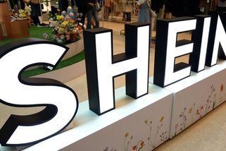 Nebezpečné dudlíky, toxické oblečení. Eurokomisaře šokovalo zboží ze Sheinu a Temu - Novinky